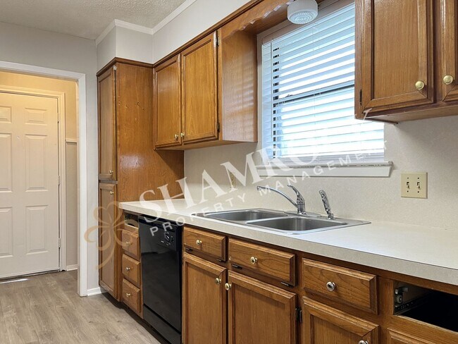 Building Photo - Midway Duplex