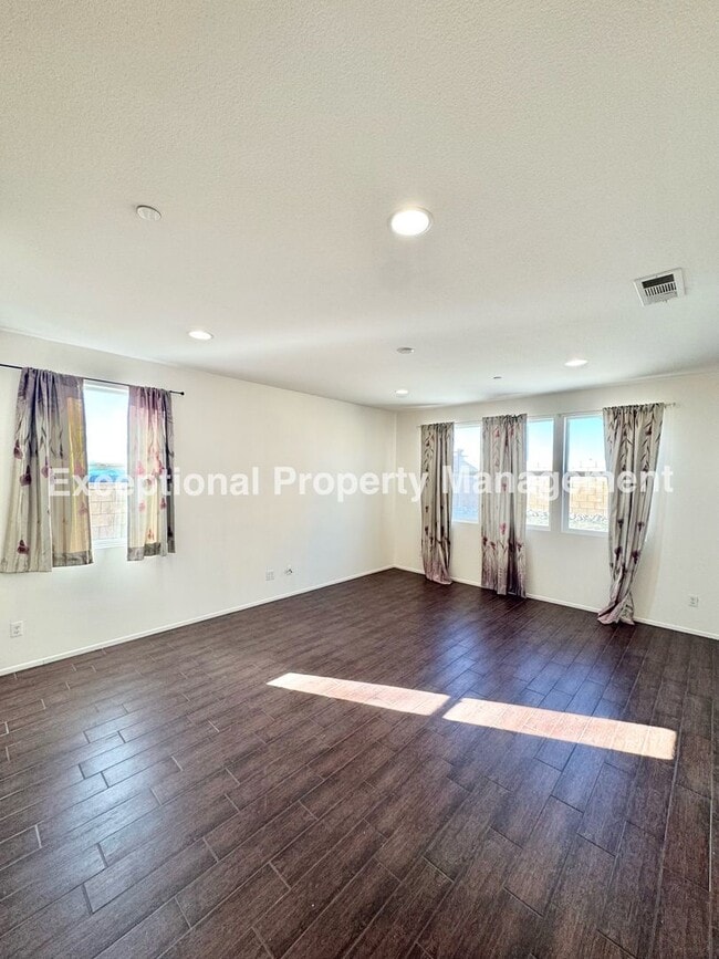 Building Photo - Read to move in 4 bedroom 3 bath home with a den