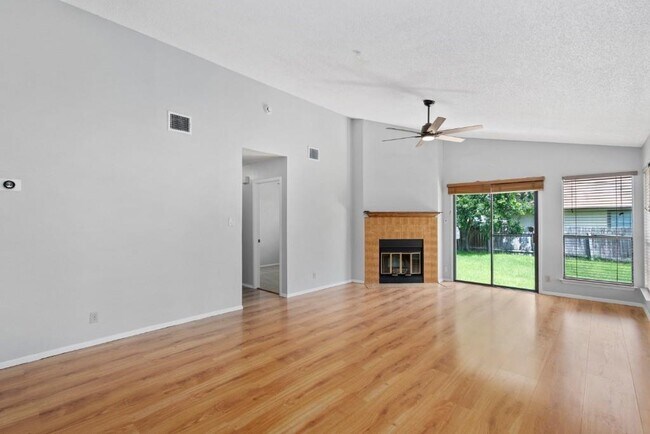 Building Photo - 2406 Meadow Brook Dr