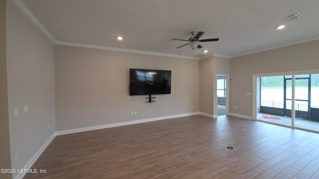 Foto del edificio - 721 Narvarez Ave