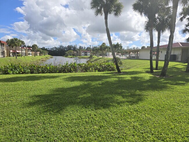 Foto del edificio - 112 Lake Dora Dr