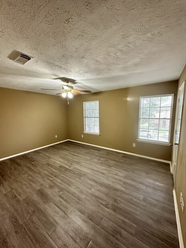 Foto del edificio - 6910 Bayou Crest Dr