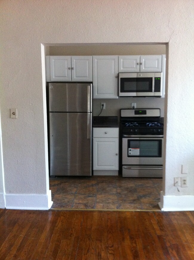 Building Photo - 1733 Poplar Ave