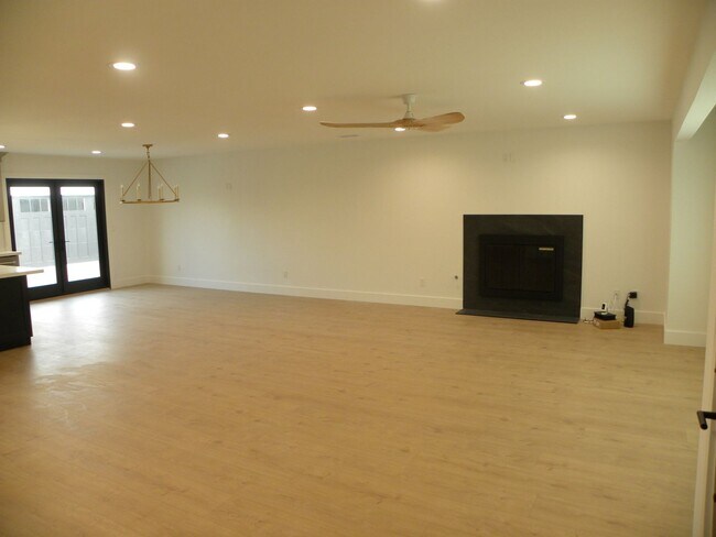 Building Photo - Beautiful fully remodeled  4 bd 3.0 bath h...