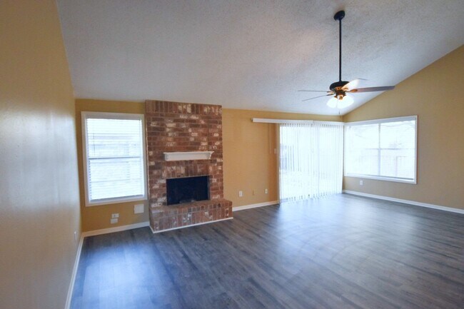 Foto del edificio - 18402 Hazycrest Dr