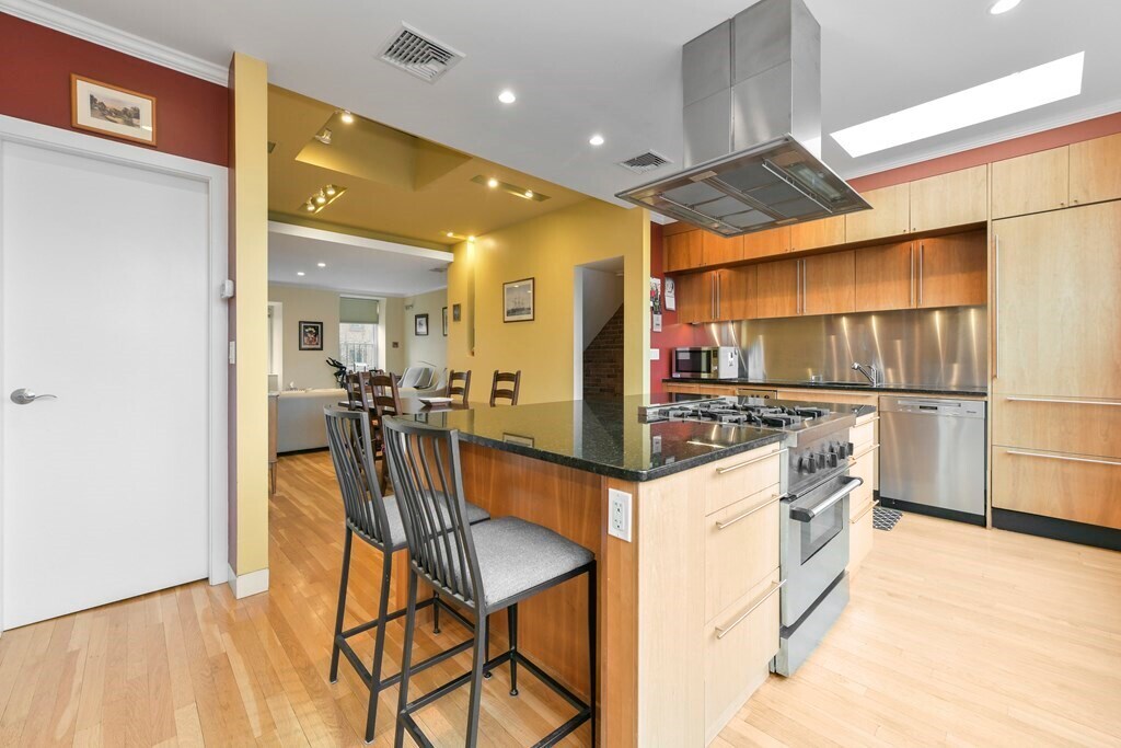 Primary Photo - 106 Appleton St