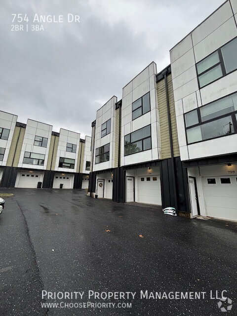 Building Photo - 754 Angle Dr