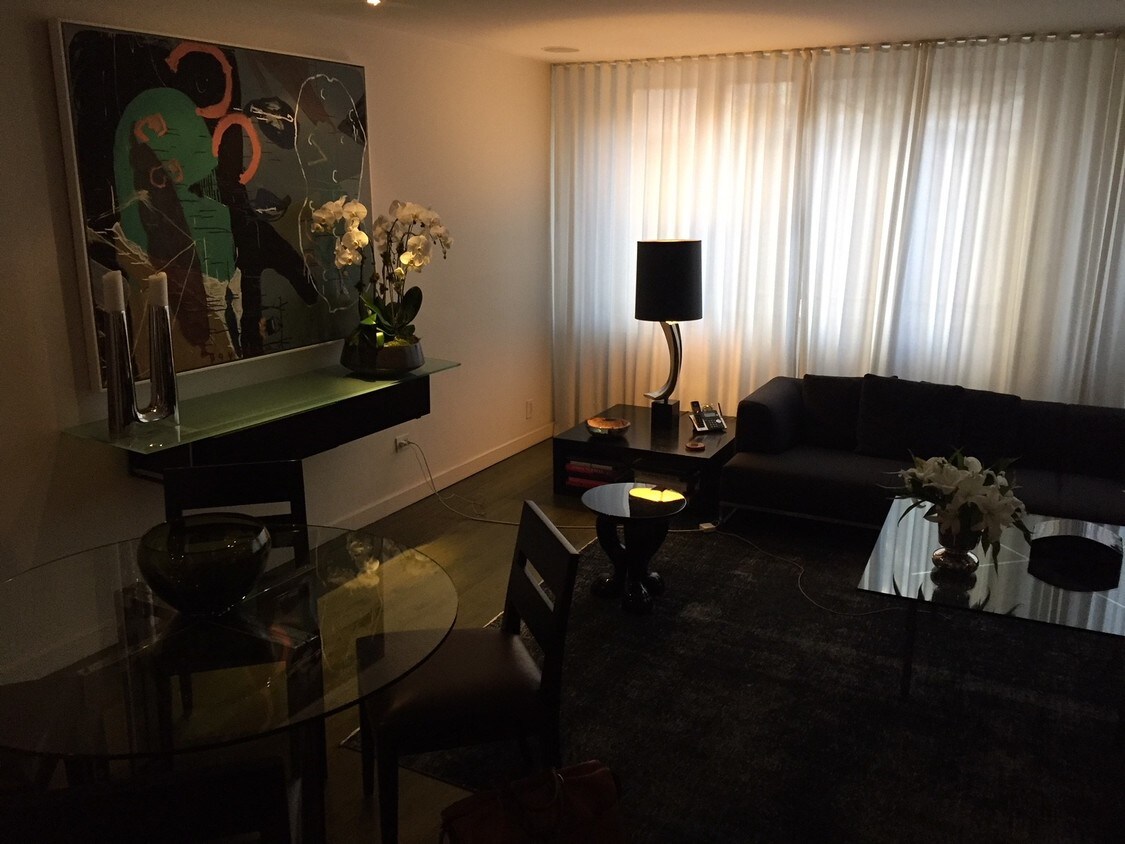 Living Room - 1419 N State Pkwy