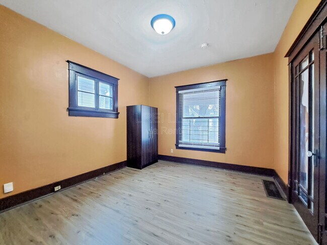 Building Photo - 1716 W Hill St