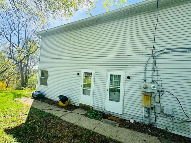 Building Photo - 1106 Hazel Dr