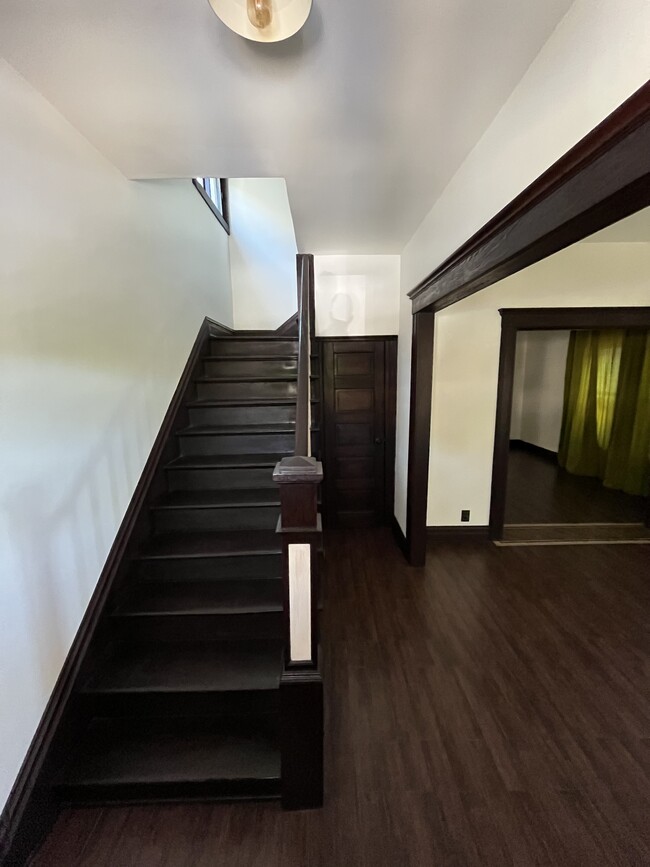 Building Photo - 450 E Avenue 28