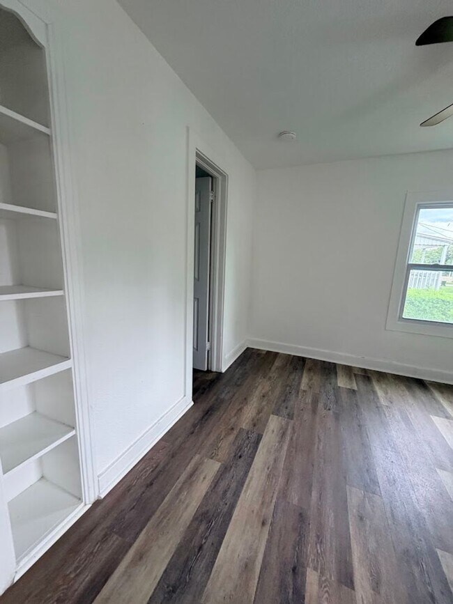 Foto del edificio - Completely remodeled upstairs loft apartment with garage below