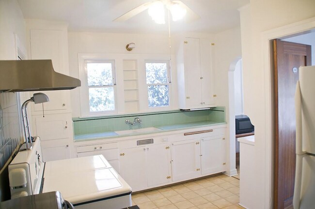 Cocina con oficina/rincón de desayuno/sala de manualidades, camino arqueado a la derecha. - 13855 Vanowen St