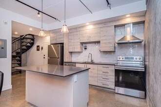 Building Photo - 730 Rue Rose-De-Lima