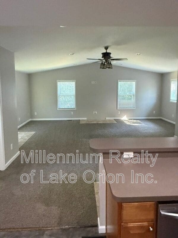 Building Photo - 465 Trombley Rd