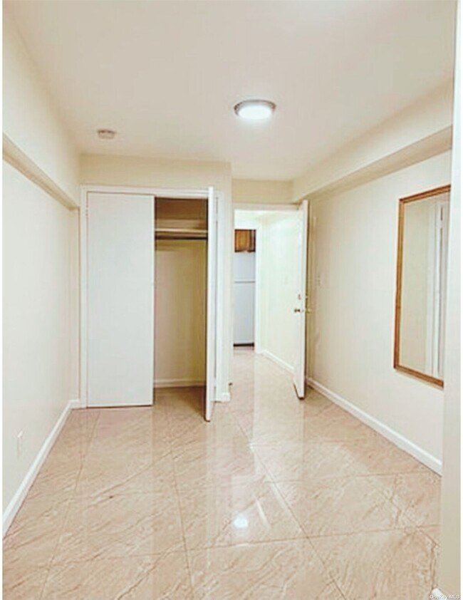 Foto del edificio - 64-22 Wetherole St