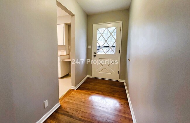 Building Photo - Vintage Ranch - 3 BD | 2 BA - Large fully ...