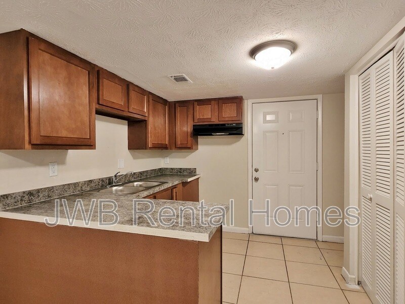 Foto principal - 851 Bert Rd