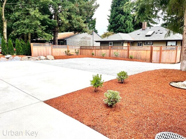 Foto del edificio - 2 br, 1 bath House - 10448 5th Ave SW