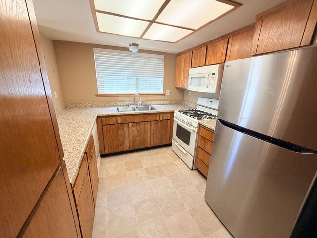 Building Photo - Charming Two-Story Petaluma Home – Private Yard & Community Amenities