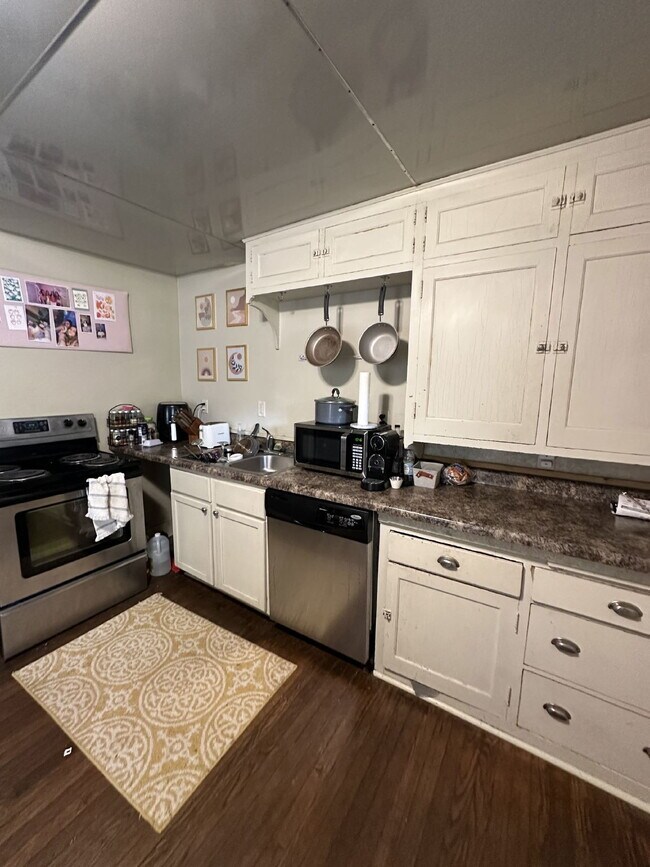 Foto del edificio - 4 Bedroom, 2 Bathroom Home - Available June 1st with Beautiful River Views