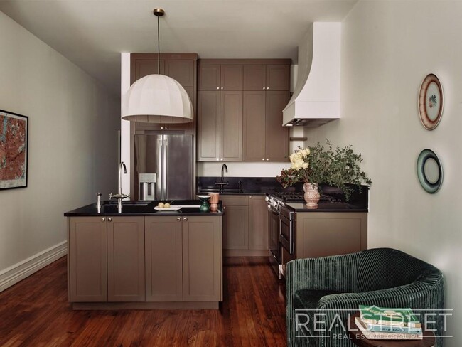 Building Photo - Refined Top-Floor 3-Bed Home in a Restored...