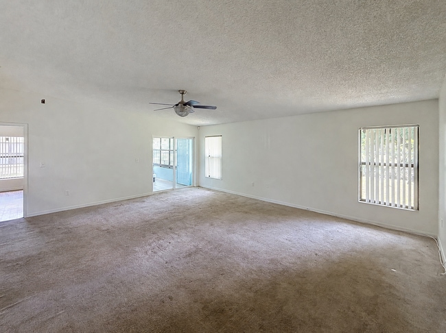Building Photo - 3 bedroom, pet friendly home!