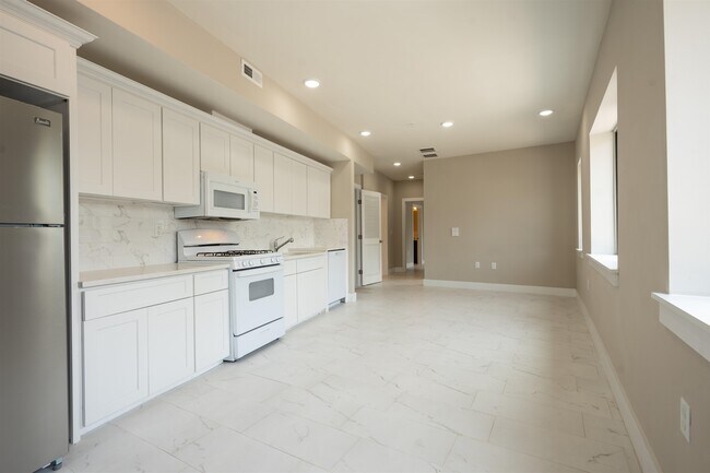 Foto del edificio - 242 Beacon Ave