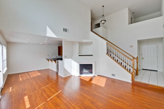 Building Photo - Spacious 2 Bed 2.5 Bath Townhome In Milpitas!