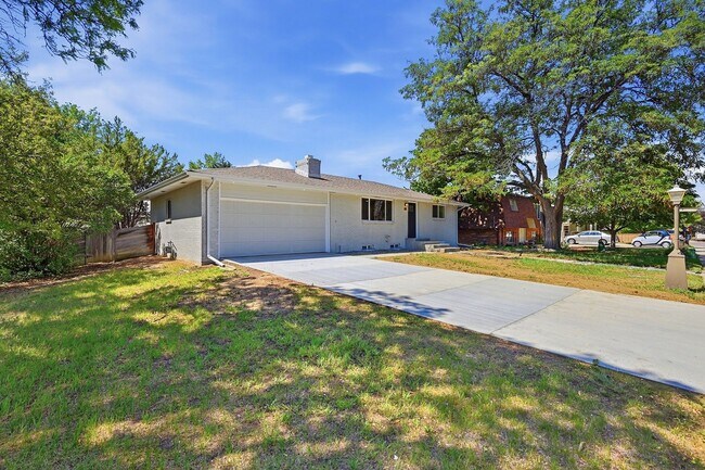 Foto del edificio - 4-bedroom, 4 bath home with 2 car garage