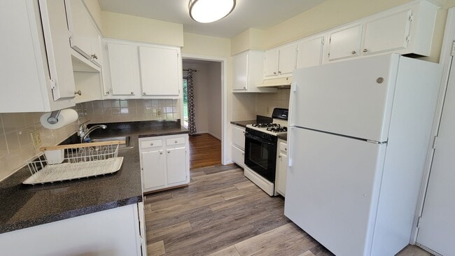 Building Photo - Stunning 4 Bedroom 2.5 Bathroom 3-Level Ho...