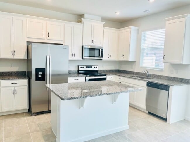 Building Photo - For Rent - 3 BEDROOM 2.5 BATHROOM TOWNHOUS...