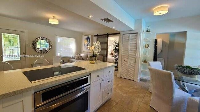 Foto del edificio - 827 NE 140th St