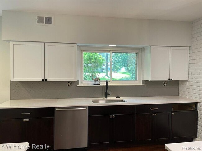 Foto del edificio - 32203 Olde Franklin Dr