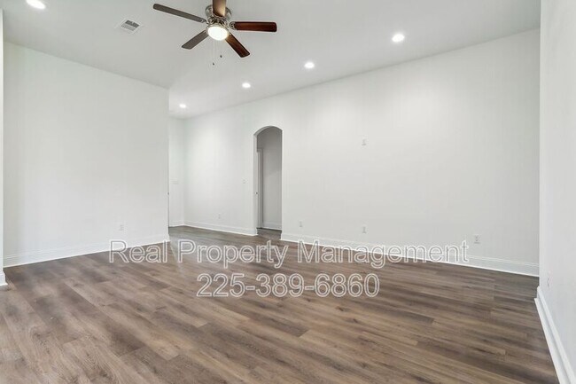 Foto del edificio - 7744 Cedar Trail Dr