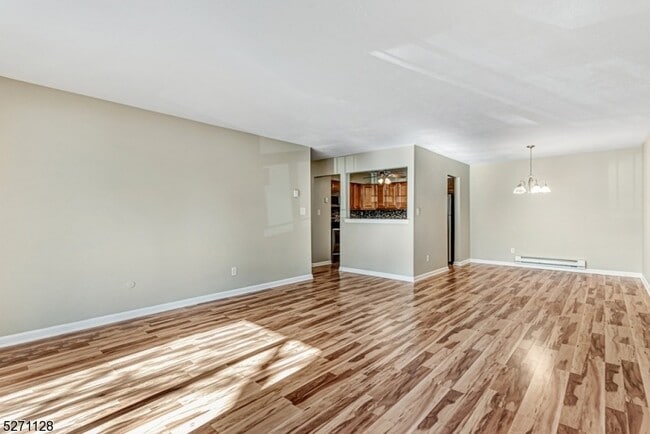 Building Photo - 798 Eves Dr