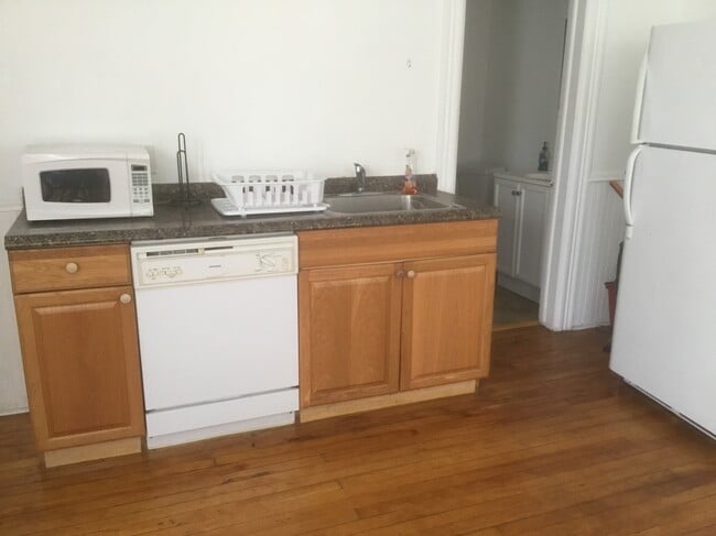 Kitchen - 931 Brayton Park Plz