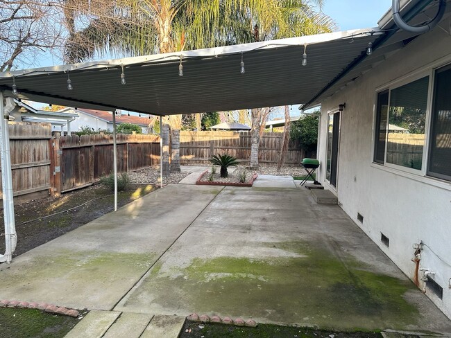 Building Photo - 1434 W Monte Vista Ave