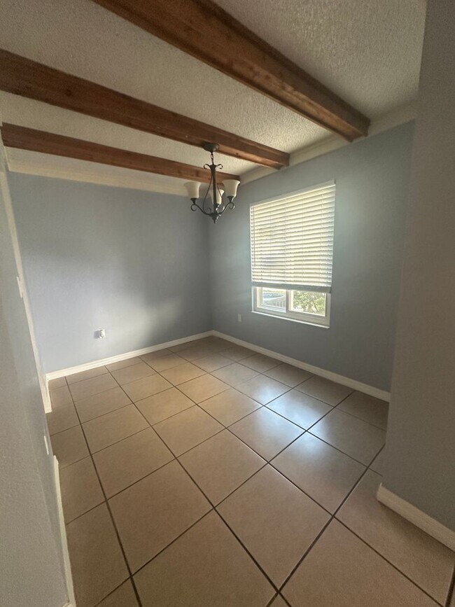 Foto del edificio - Charming 2-Story Condo with Attached Garage