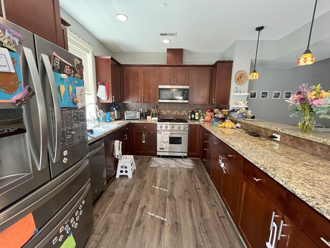 Building Photo - Spacious 3Bd Townhome with Private Yard, 2...