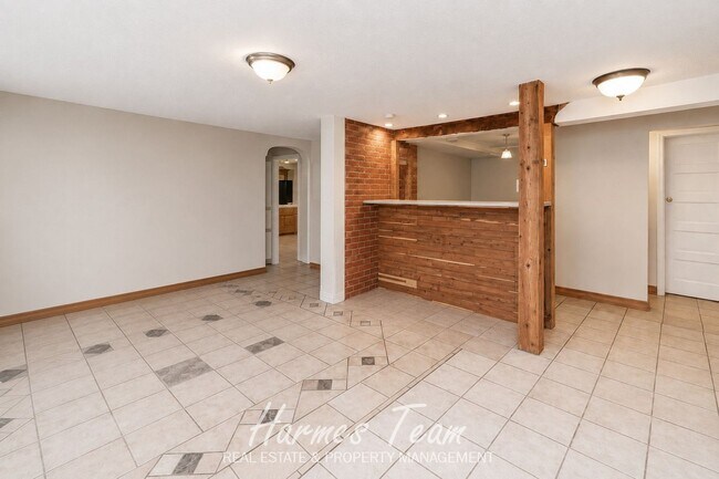 Foto del edificio - Spacious Basement Apartment with Private Entrance, Full Kitchen & In-Unit Laundry