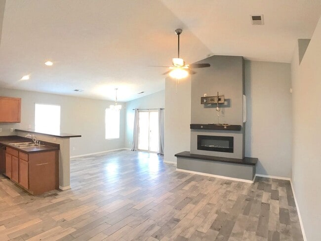 Building Photo - Don't miss out!  Beautiful 3 bedroom Los Lunas Home! Open Layout, spacious living room. Easy I-25...