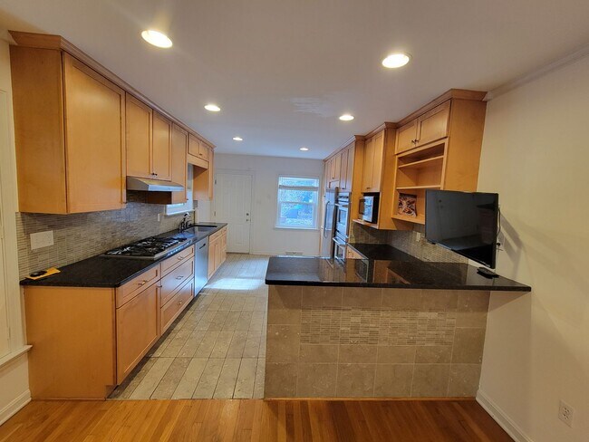 Building Photo - Stunning 3 Bed 2.5 Bath Musser Park Townhouse