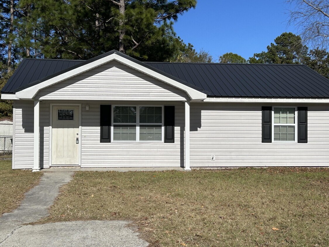 Primary Photo - 215 Pointe S Dr