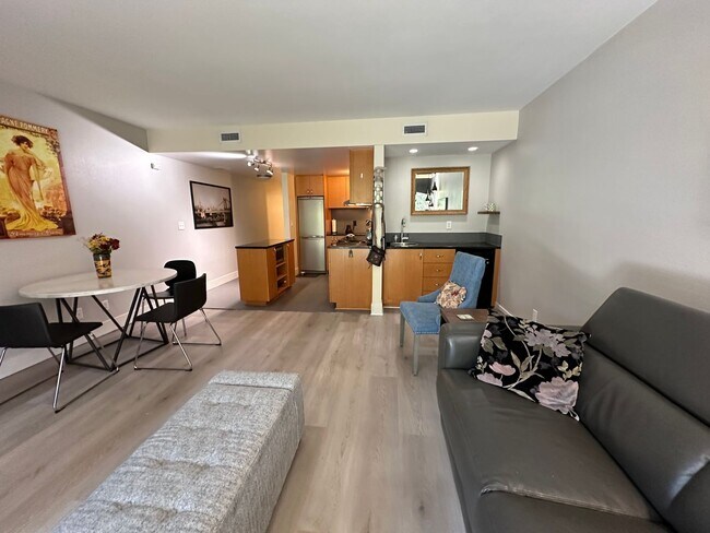 Building Photo - 1 Bedroom Furnished Condo in Lake Oswego! ...