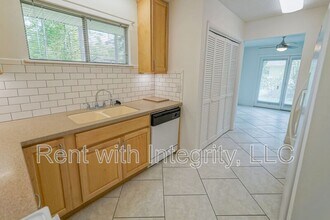 Building Photo - 251 N Villas Ct