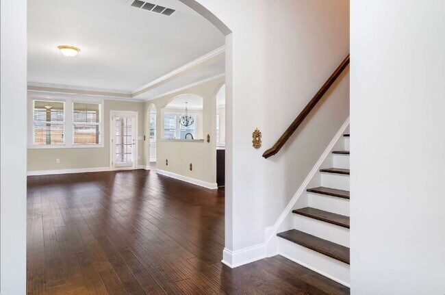 Foto del edificio - Luxurious 4-Bedroom Retreat with Third Floor Bonus Room & Fenced-in Backyard
