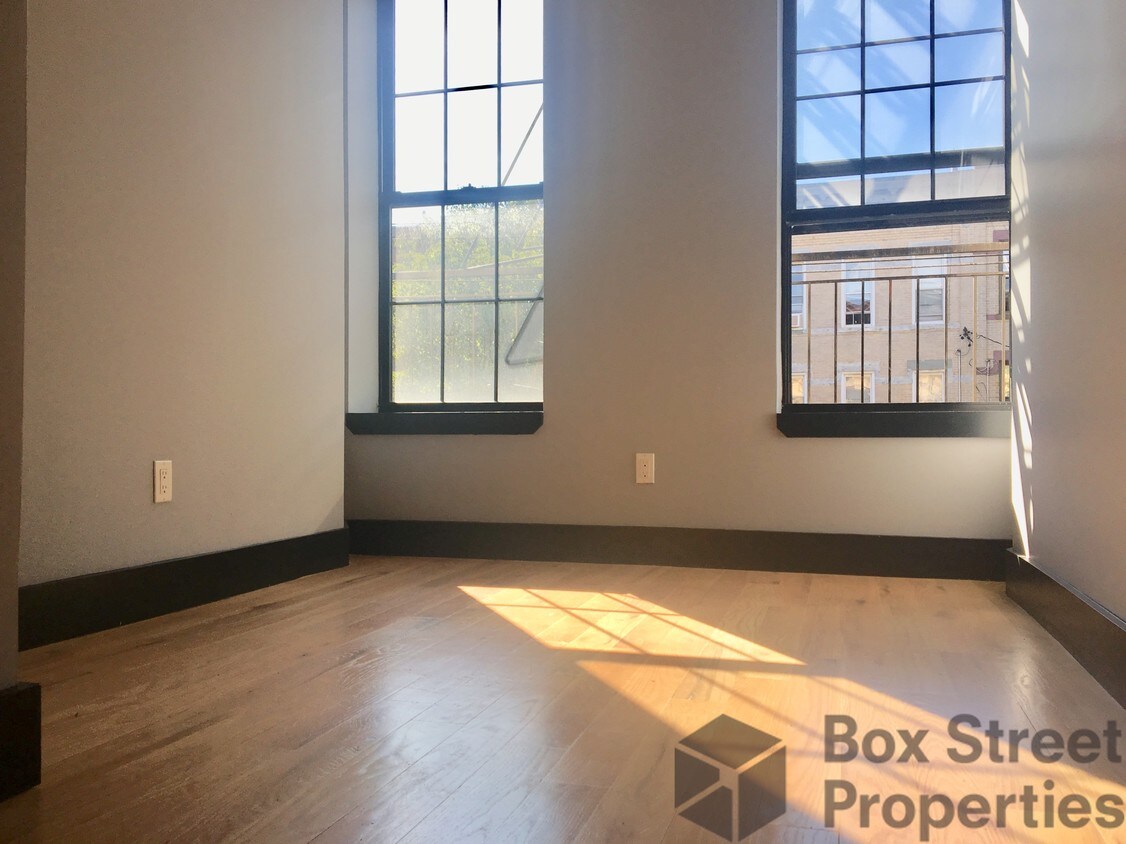 Foto principal - 17-22-22 Greene Ave