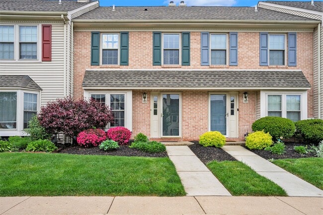 Building Photo - Beautiful Spacious Townhome