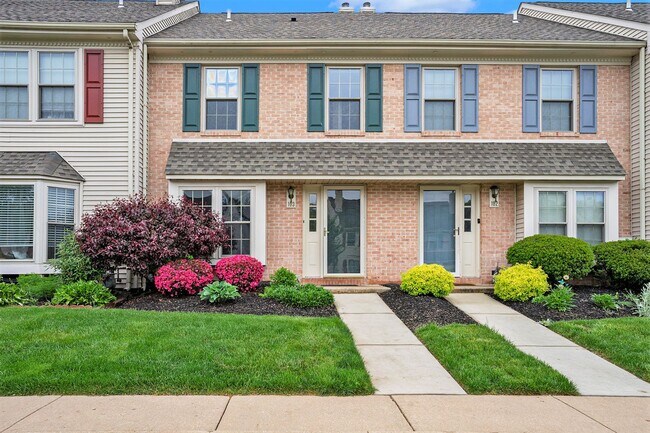 Foto del edificio - Beautiful Spacious Townhome